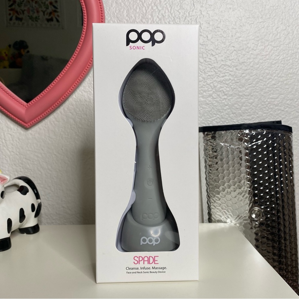 Facial cleansing device